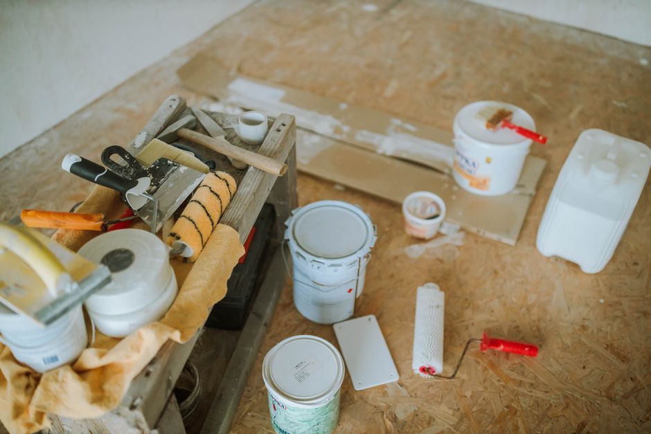 Professioneel herstel van een cementdekvloer in een woning, inclusief reparatie van scheuren en kleurcorrectie.